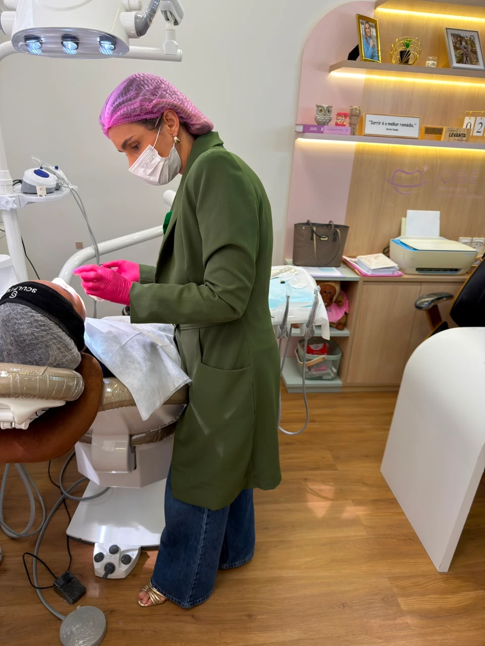 Dra. Louise Câmara atendendo um paciente na OBE Odontologia